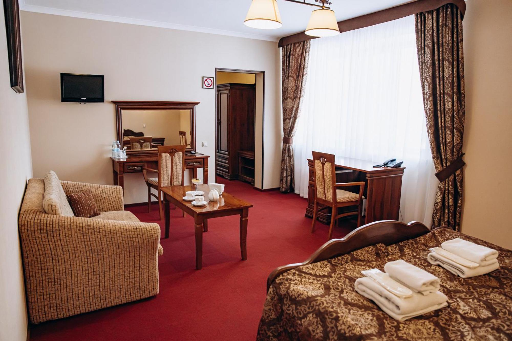 Sherwood Hotel Dolgomostiska Eksteriør billede
